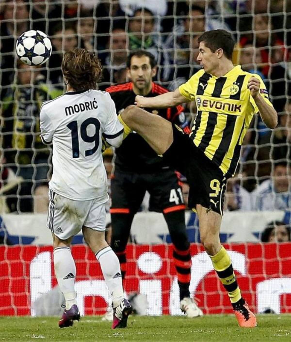 Modric controla a Lewandowski ante la mirada atenta de Diego López.