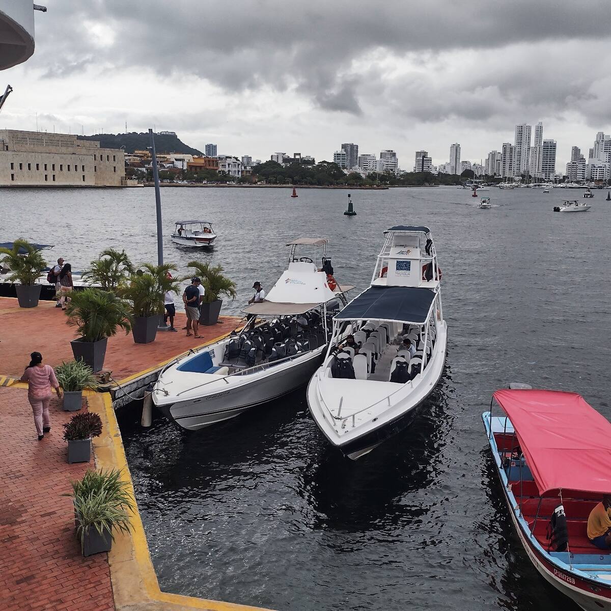 Turistas denuncian presunta estafa y falta de seguridad en alquiler de bote privado en Cartagena
