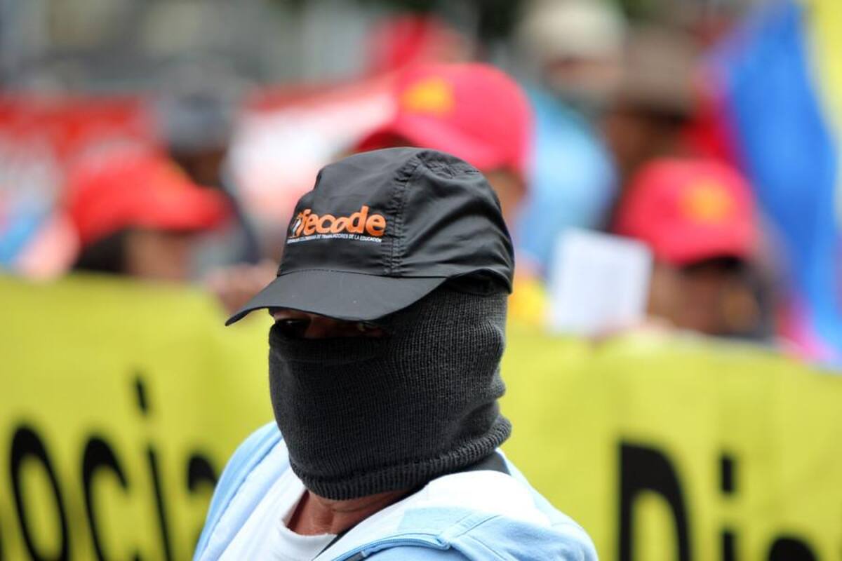 50.000 educadores de todas las regiones del país se dirigen al Ministerio de Educación, ubicado en la capital colombiana, apara manifestar su preocupación frente al acuerdo al que llegó el Gobierno con Fecode.