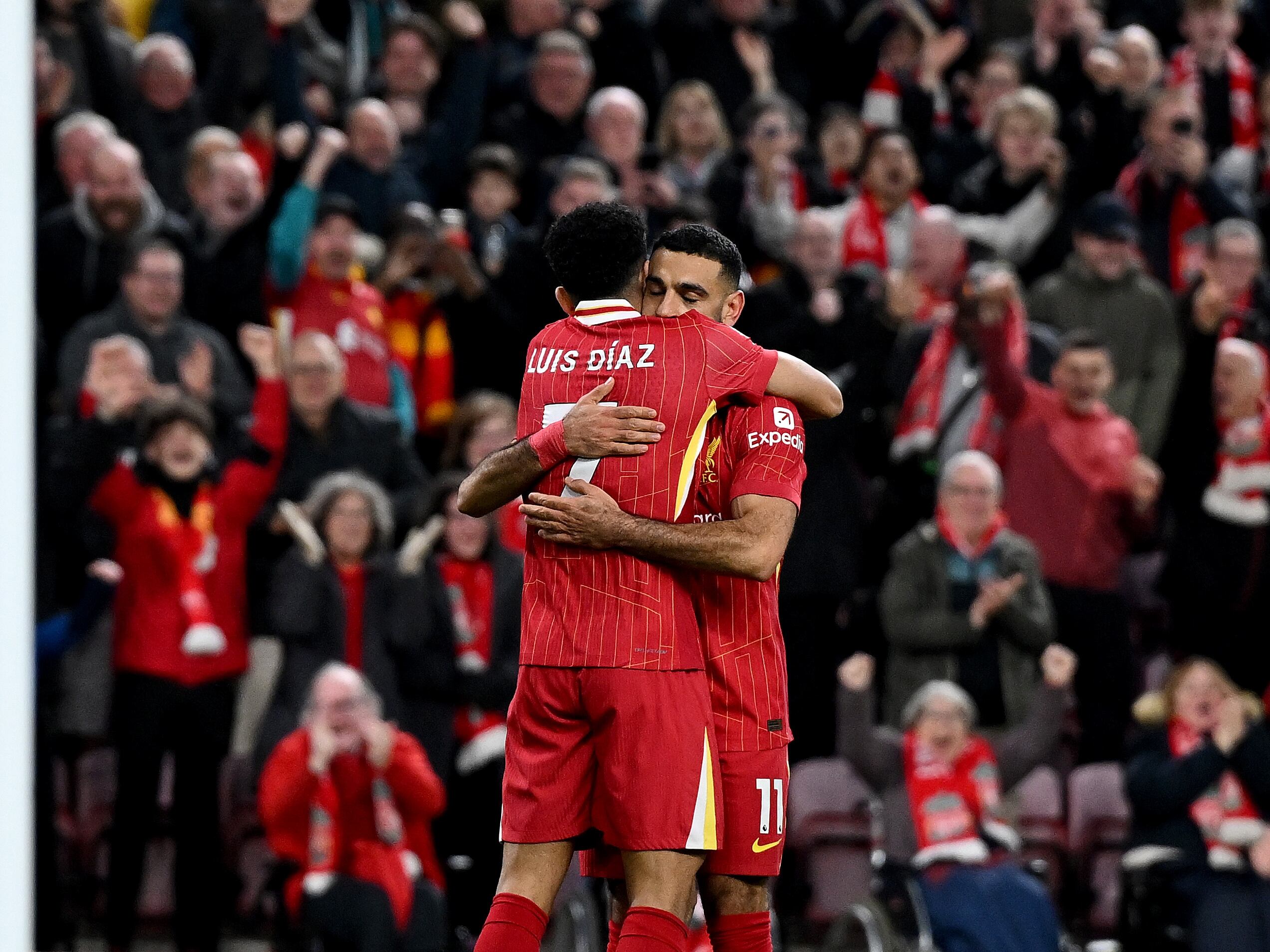 Luis Díaz y Mohamed Salah celebran el gol de la victoria del Liverpool. (Photo by Nick Taylor/Liverpool FC/Liverpool FC via Getty Images)