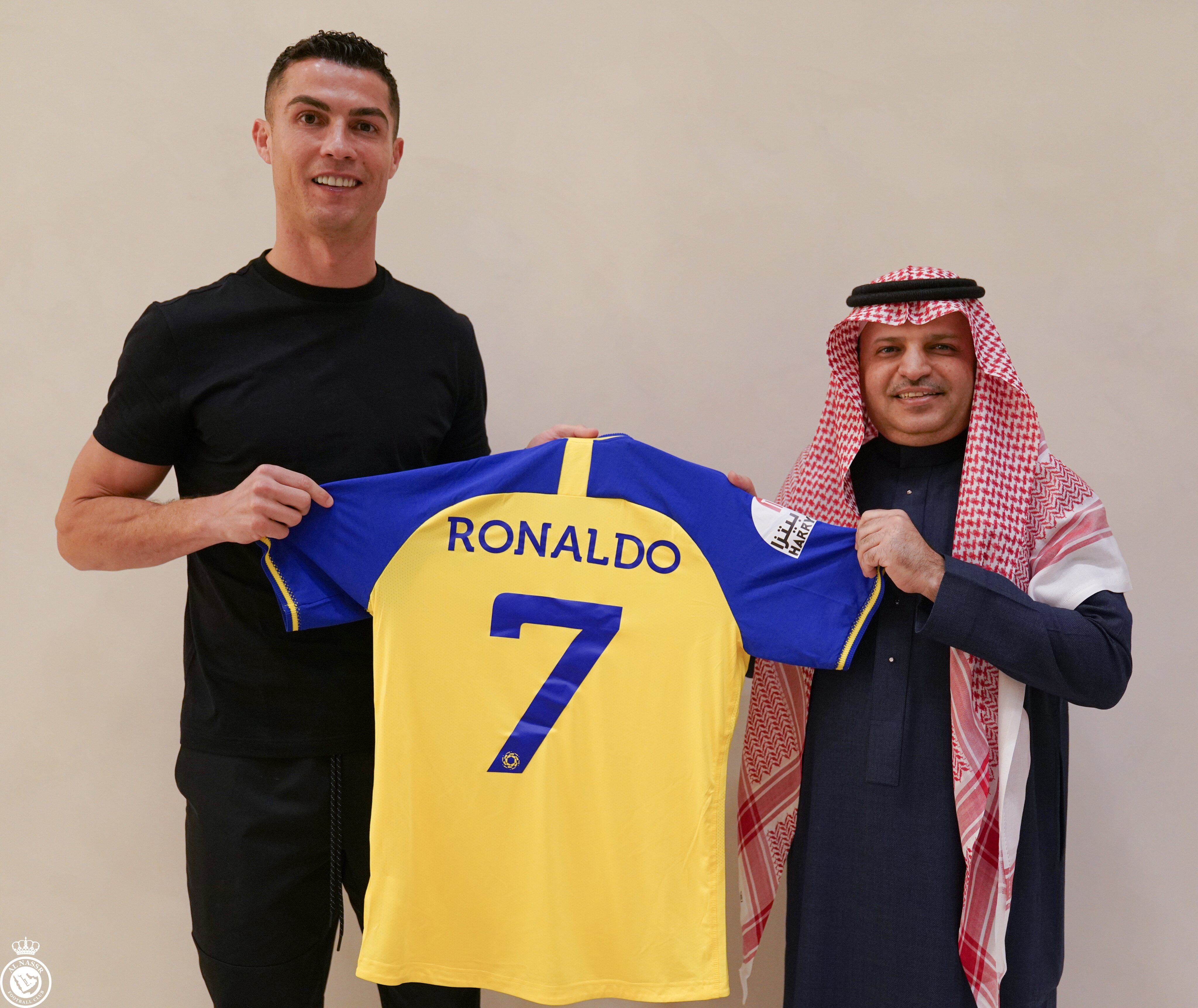 Cristiano Ronaldo posando con la camiseta del Al-Nassr, su nuevo equipo / @AlNassrFC