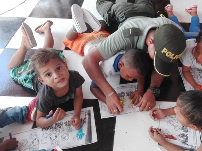 Con niños, Policía realiza programa contra las drogas en Bolívar