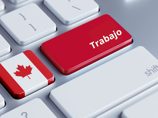 Teclado de un computador con una tecla alusiva a Canadá y otra que dice &#039;trabajo&#039; (Foto vía Getty Images)