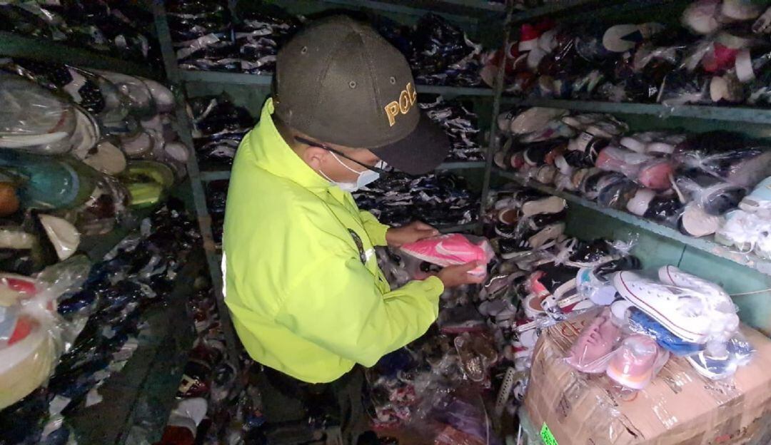 Durante el operativo fueron incautados 324 pares de zapatillas deportivas de diferentes marcas.
