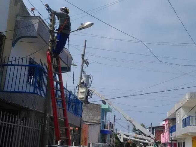 Operarios de Electricaribe reparan daños en redes de Cartagena