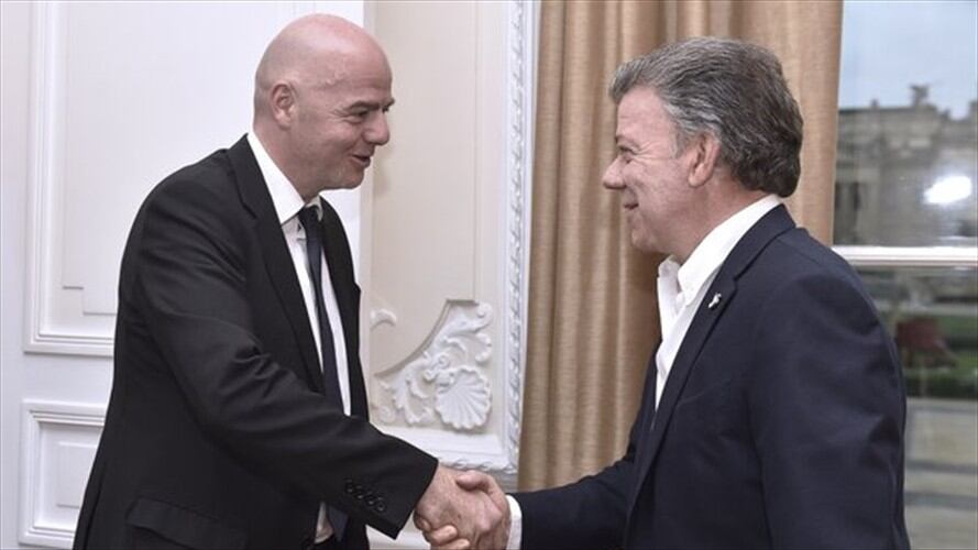 Gianni Infantino y Juan Manuel Santos. Foto: Twitter @infopresidencia