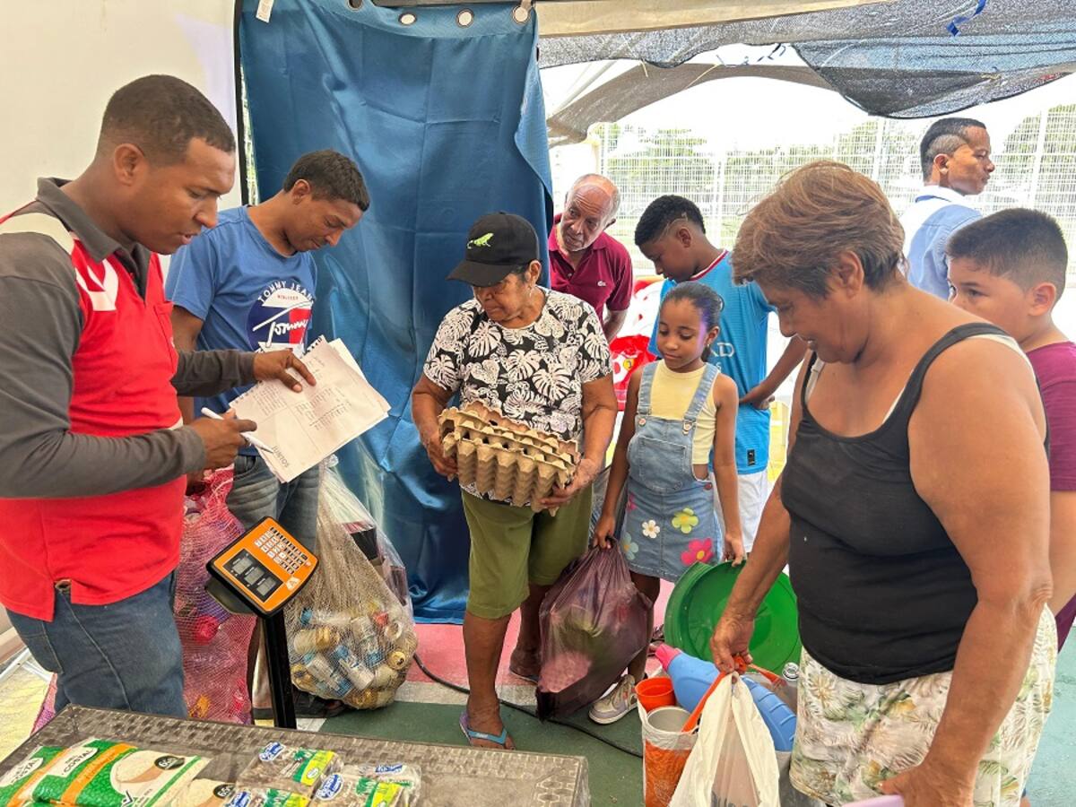 Veolia se toma a la comunidad de Calamares con la ecotienda verde y jornada de limpieza