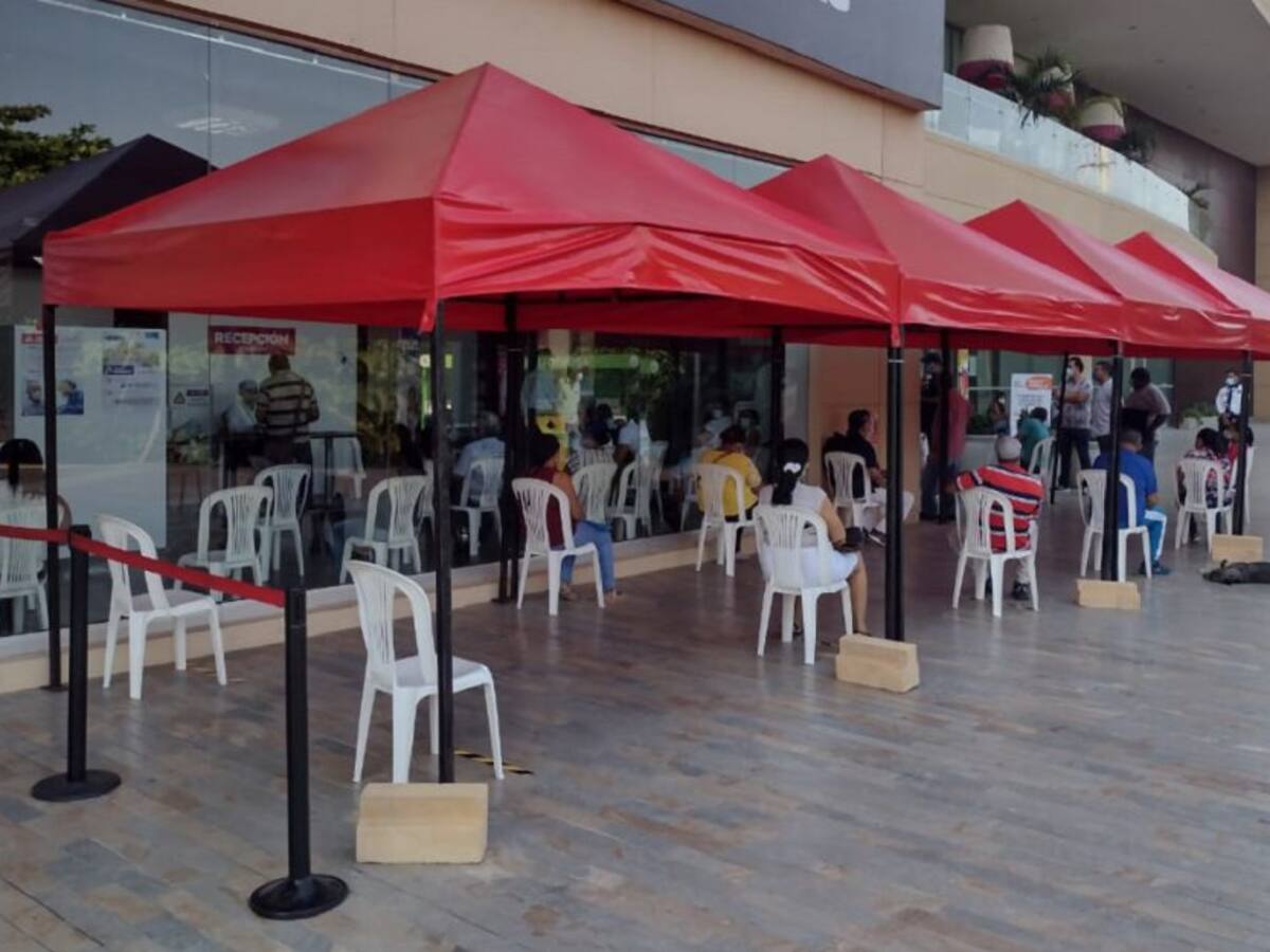 Quejas en punto de vacunación de Mall Plaza en Cartagena
