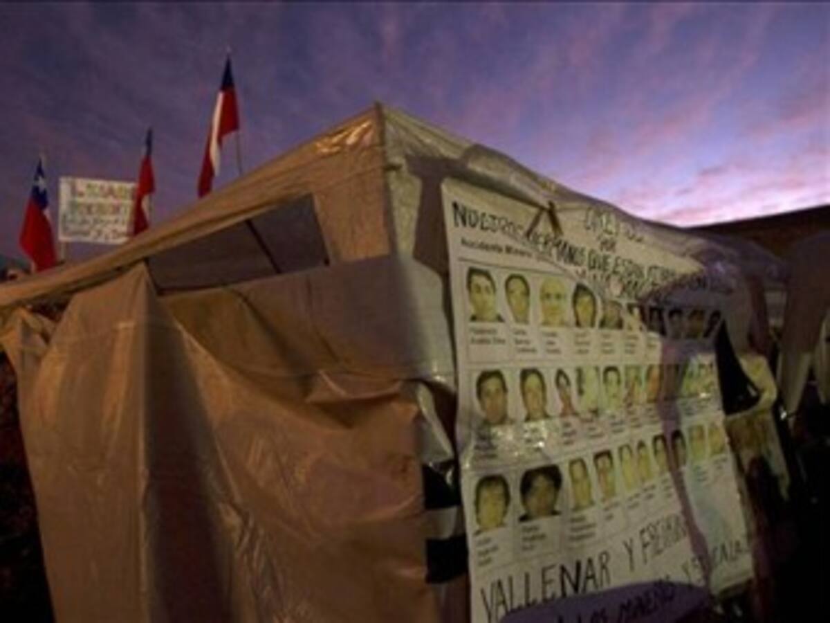 Familiares de mineros atrapados se preparan para establecer primer contacto