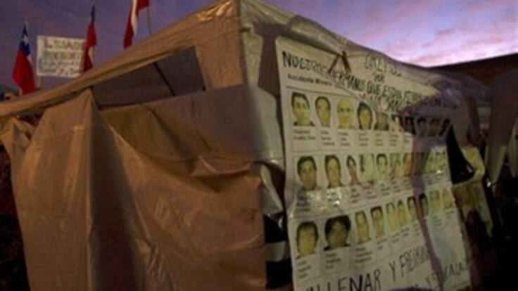 Familiares de mineros atrapados se preparan para establecer primer contacto