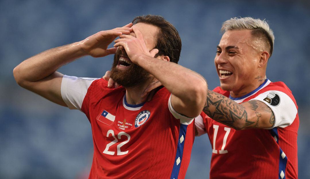 Ben Brereton festeja su primer gol en una Copa América.