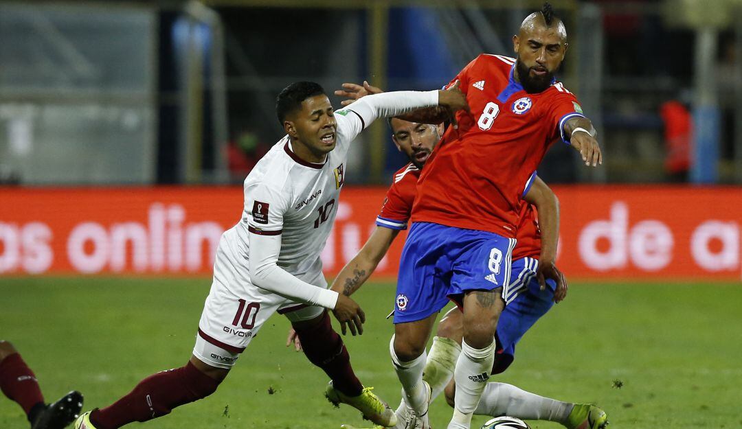 Richard Celis jugando para la selección de su país ante Chile.