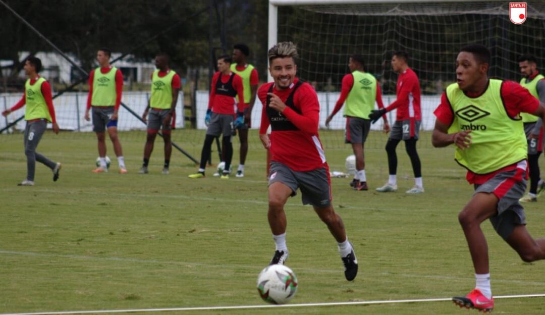 Los jugadores de Santa Fe durante un entrenamiento en su sede deportiva en Tenjo.