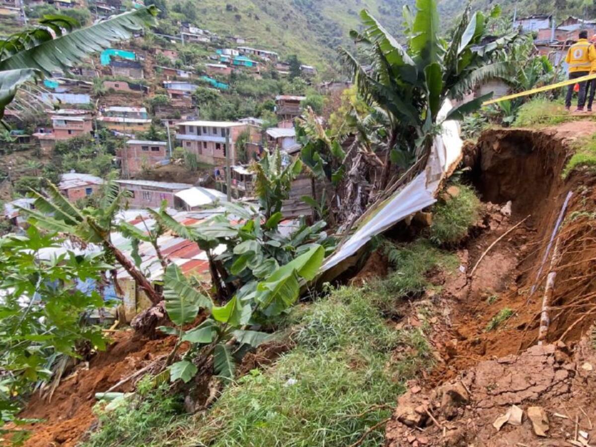 En Medellín una casa colapsó y nueva más fueron evacuadas