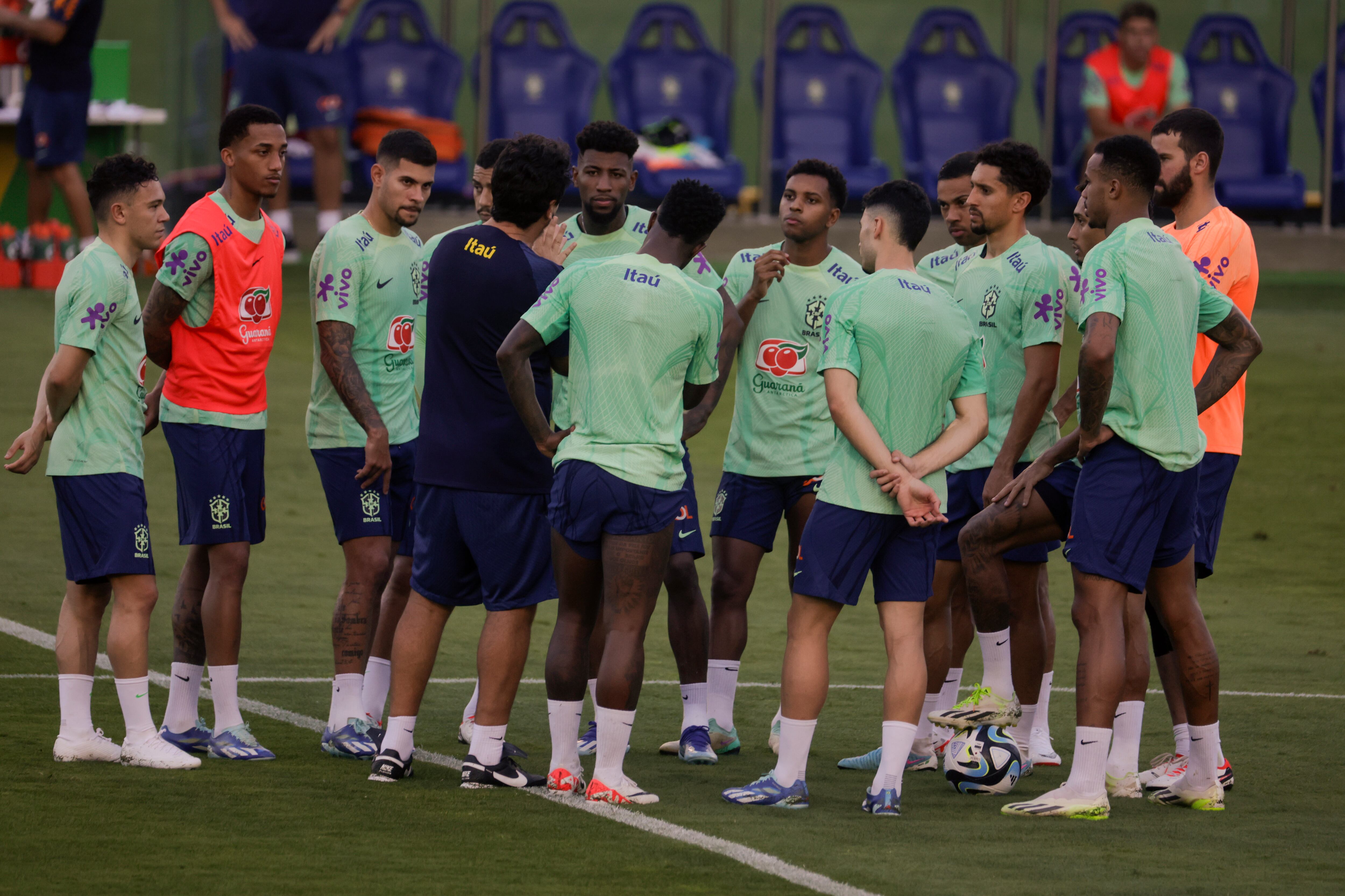 AME6670. TERESÓPOLIS (BRASIL), 14/11/2023.- Los jugadores de la selección brasileña de fútbol participan en un entrenamiento hoy, en la Granja Comary, centro de entrenamiento de Brasil en Teresópolis, Río de Janeiro (Brasil). Brasil se prepara para enfrentar a Colombia y a Argentina por las Eliminatorias Sudamericanas al Mundial de Fútbol 2026. EFE/ Antonio Lacerda