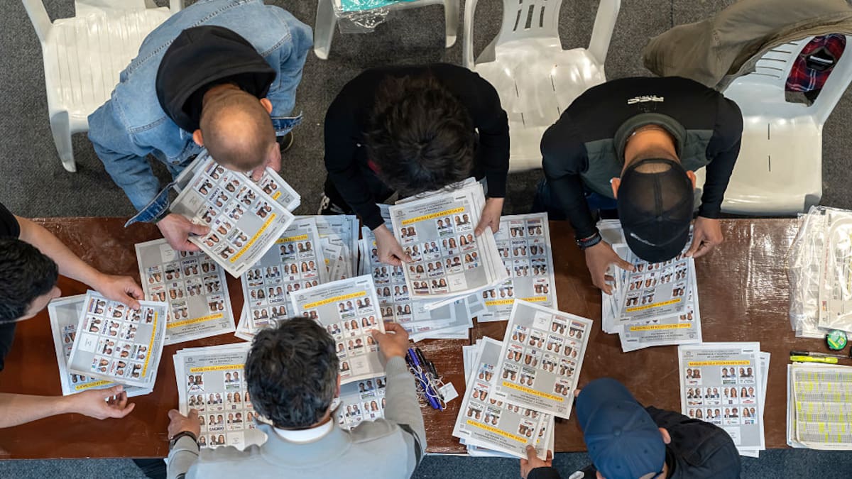 De la Espriella gana 294 votos y Cepeda pierde 18 en escrutinio de 9 municipios del Valle de Aburrá
