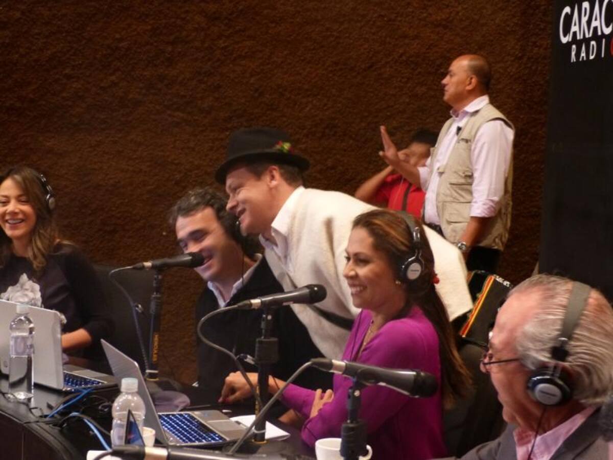 Darío Arizmendi y su equipo desde la ciudad más innovadora del mundo, mostrando lo mejor de Antioquia y sus gentes. Foto: Caracol Radio.