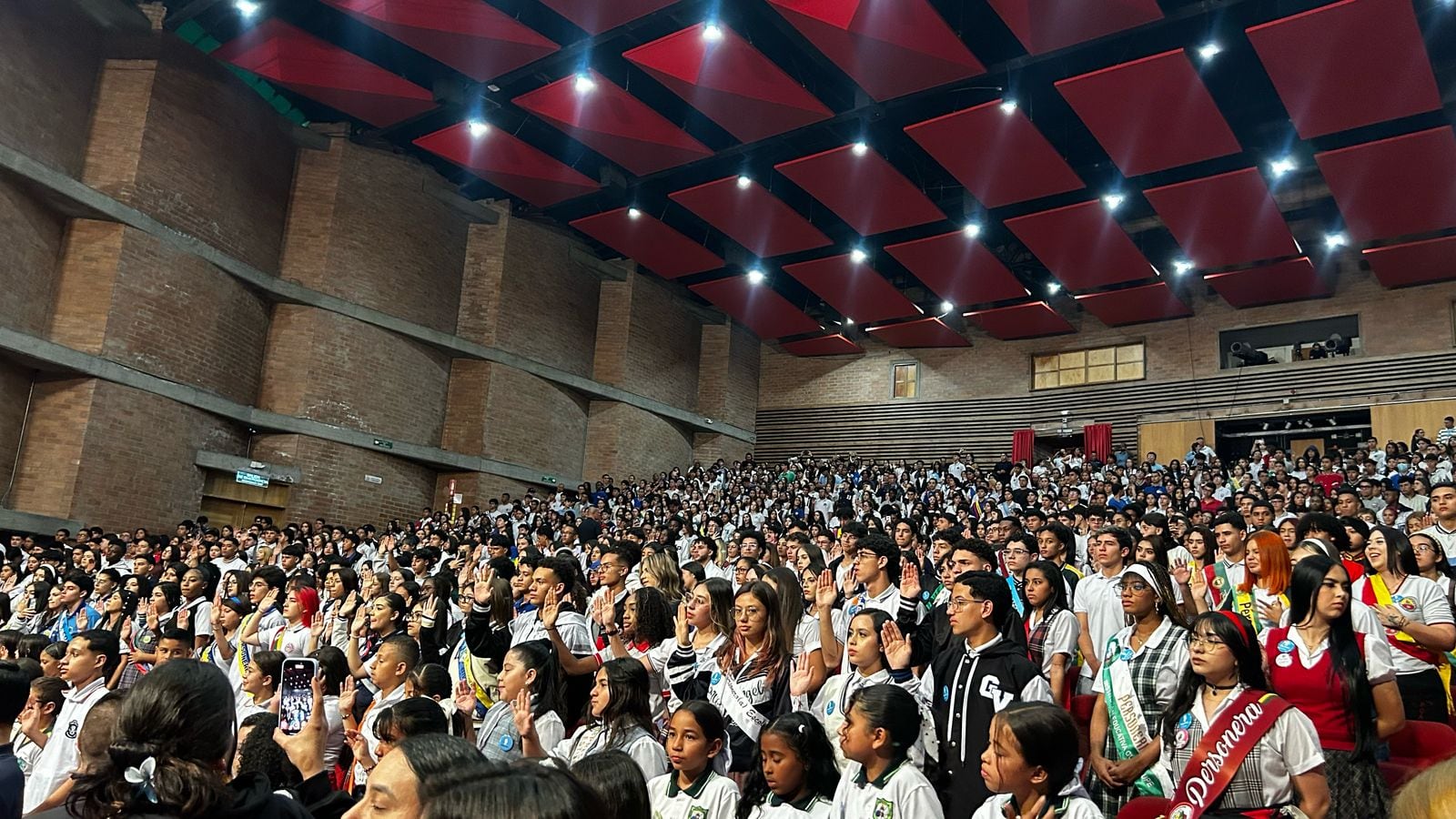 Líderes estudiantiles en el Teatro de la Universidad de Medellín durante la posesión. Foto: Katherine Meléndez.