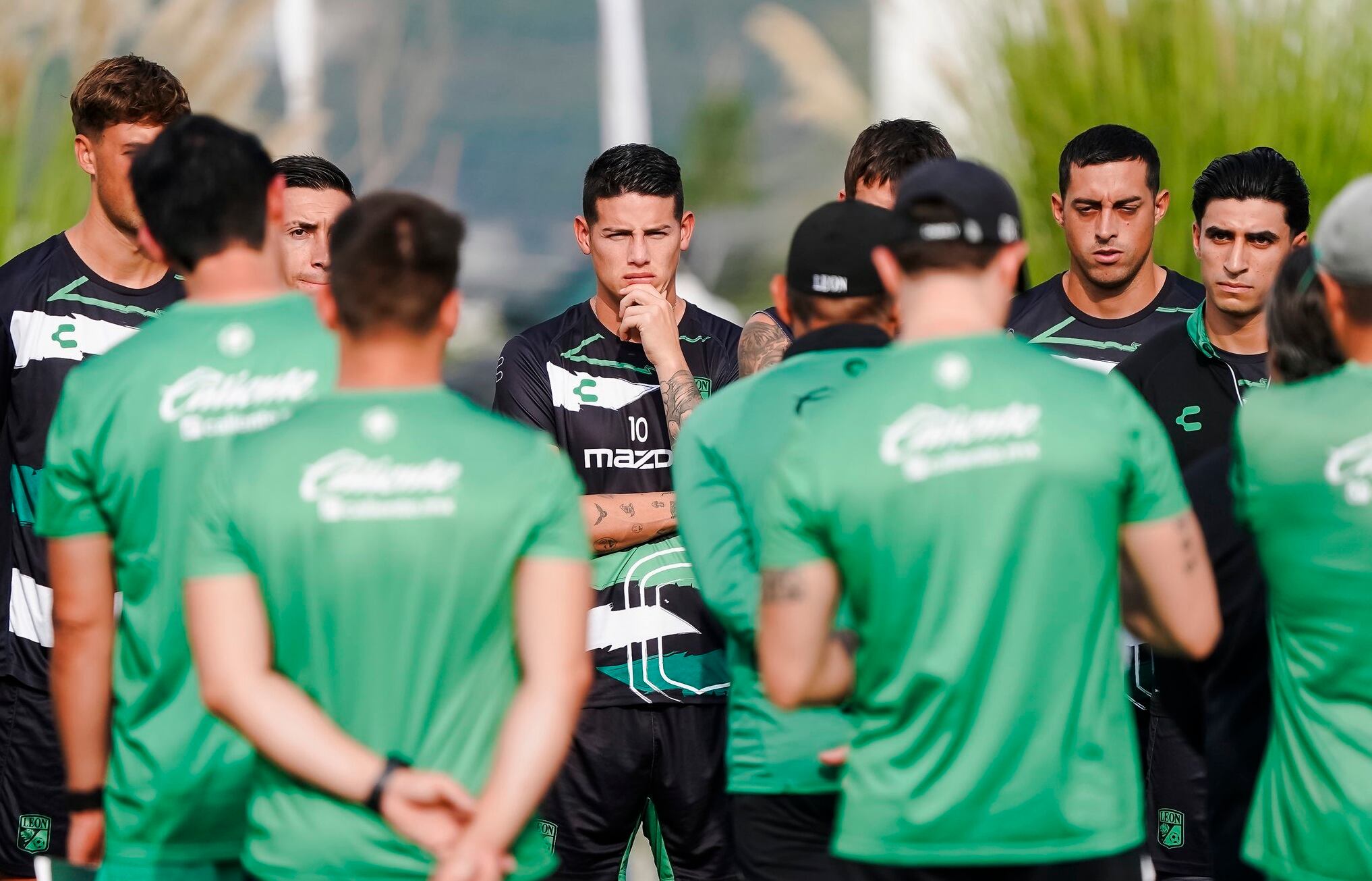 James Rodríguez escucha la primera charla del técnico Ignacio Ambriz / Foto: León