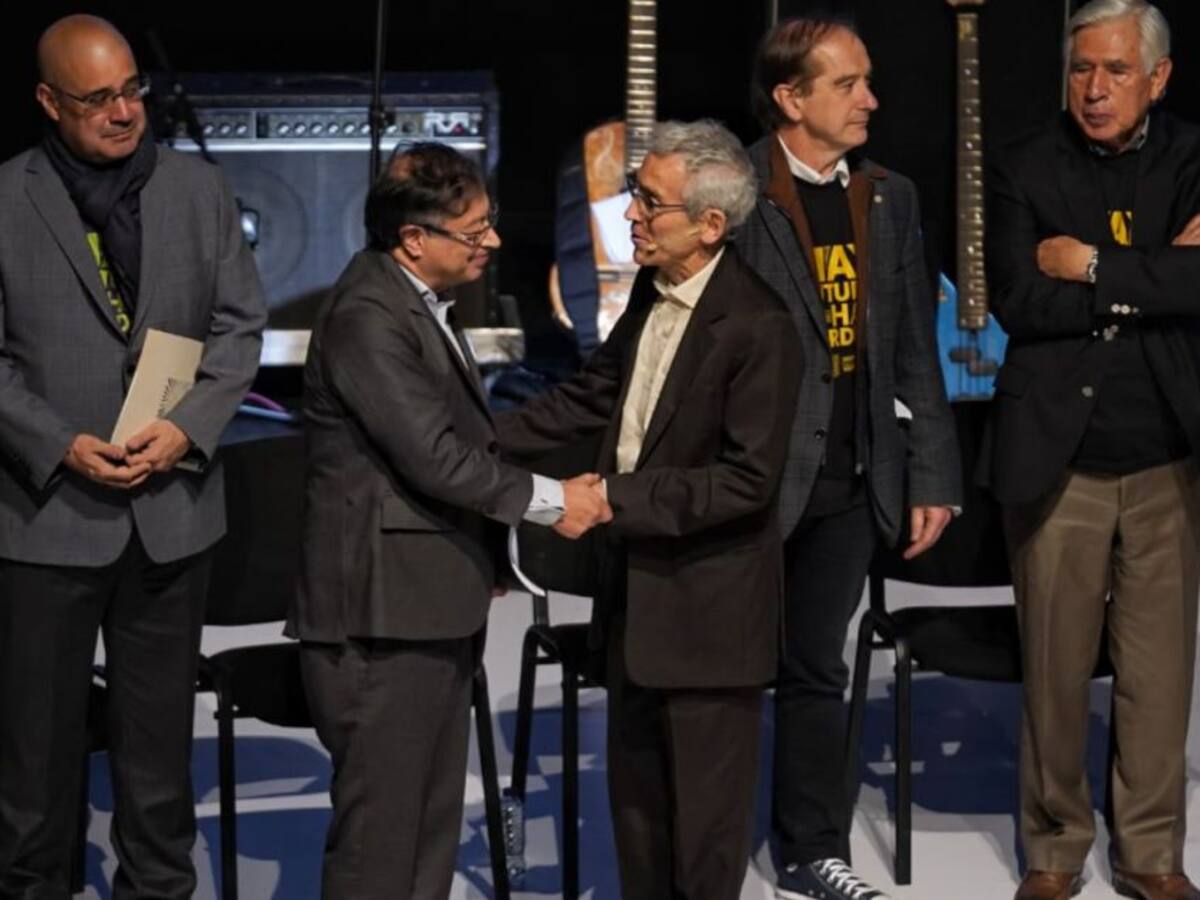 Emotivo abrazo de Gustavo Petro y padre De Roux en Comisión de la Verdad