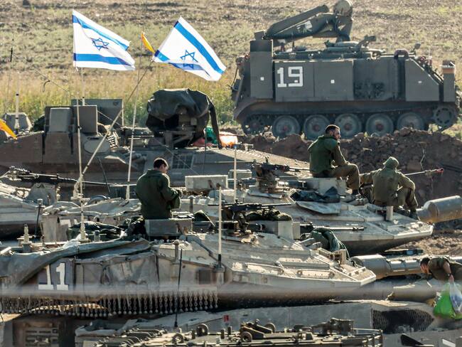 -FOTODELDÍA- (Israel), 21/10/2023.- Soldados israelíes y vehículos blindados se reúnen en un lugar no revelado cerca de la frontera con Gaza, en Israel, el 21 de octubre de 2023. Según las Fuerzas de Defensa de Israel (FDI) y la autoridad sanitaria palestina desde Hamás, más de 4.000 palestinos y 1.400 israelíes han muerto Los militantes lanzaron un ataque contra Israel desde la Franja de Gaza el 7 de octubre. EFE/HANNIBAL HANSCHKE
