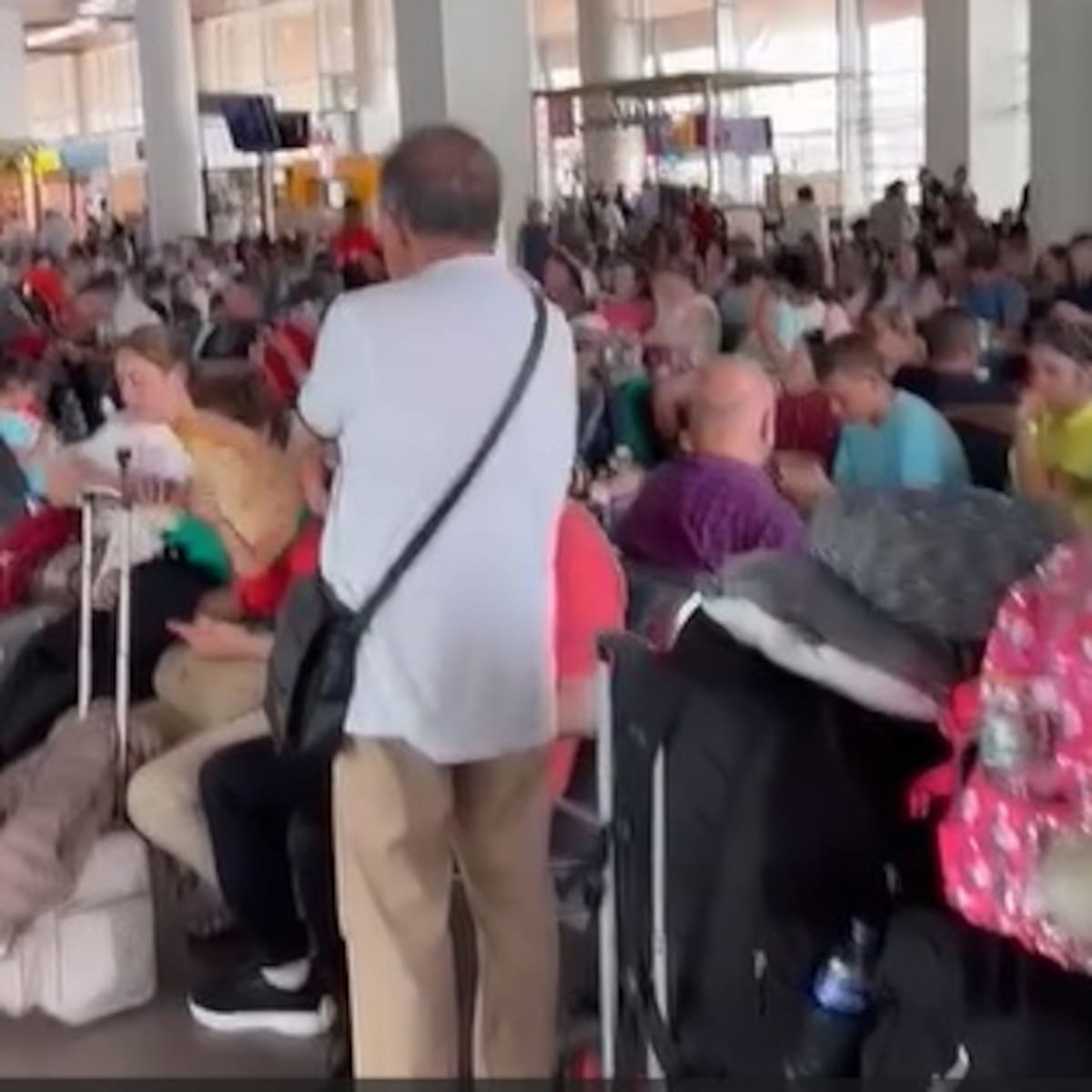 Esto es un horno, una mala imagen para el país: turista sobre calor en aeropuerto samario