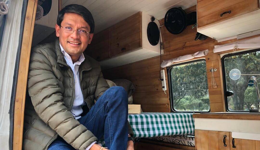 Camilo Romero en su carro casa en donde recorrerá el país. Foto: Alejandra Cetina