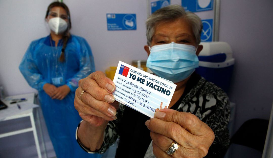 Una chilena de 92 años presenta su certificado de vacunación tras recibir la dosis de Sinovac en Santiago de Chile. 