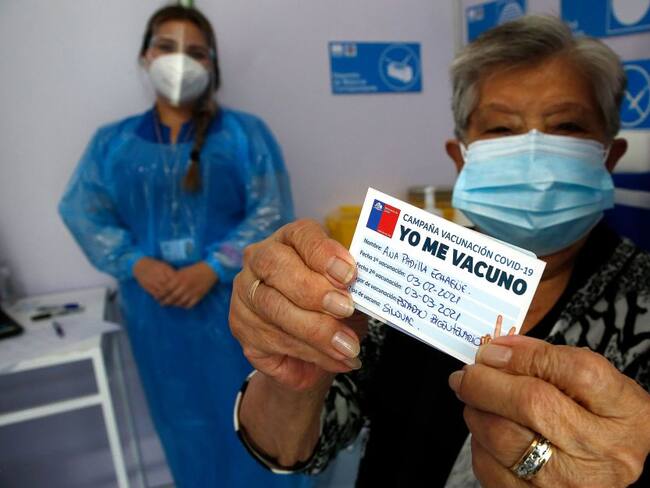 Una chilena de 92 años presenta su certificado de vacunación tras recibir la dosis de Sinovac en Santiago de Chile. 