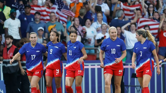 PARÍS, 10/08/2024.- La jugadora estadounidense Mallory Swanson (2i) celebra con sus compañeras tras anotar un gol ante Brasil durante la final de Fútbol femenino, entre Brasil y Estados Unidos, en los Juegos Olímpicos de París 2024 este sábado, en la capital gala. EFE/ Miguel Toña