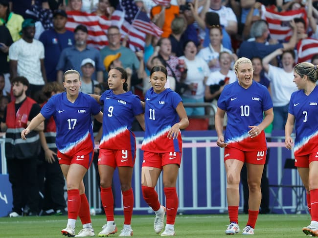 PARÍS, 10/08/2024.- La jugadora estadounidense Mallory Swanson (2i) celebra con sus compañeras tras anotar un gol ante Brasil durante la final de Fútbol femenino, entre Brasil y Estados Unidos, en los Juegos Olímpicos de París 2024 este sábado, en la capital gala. EFE/ Miguel Toña