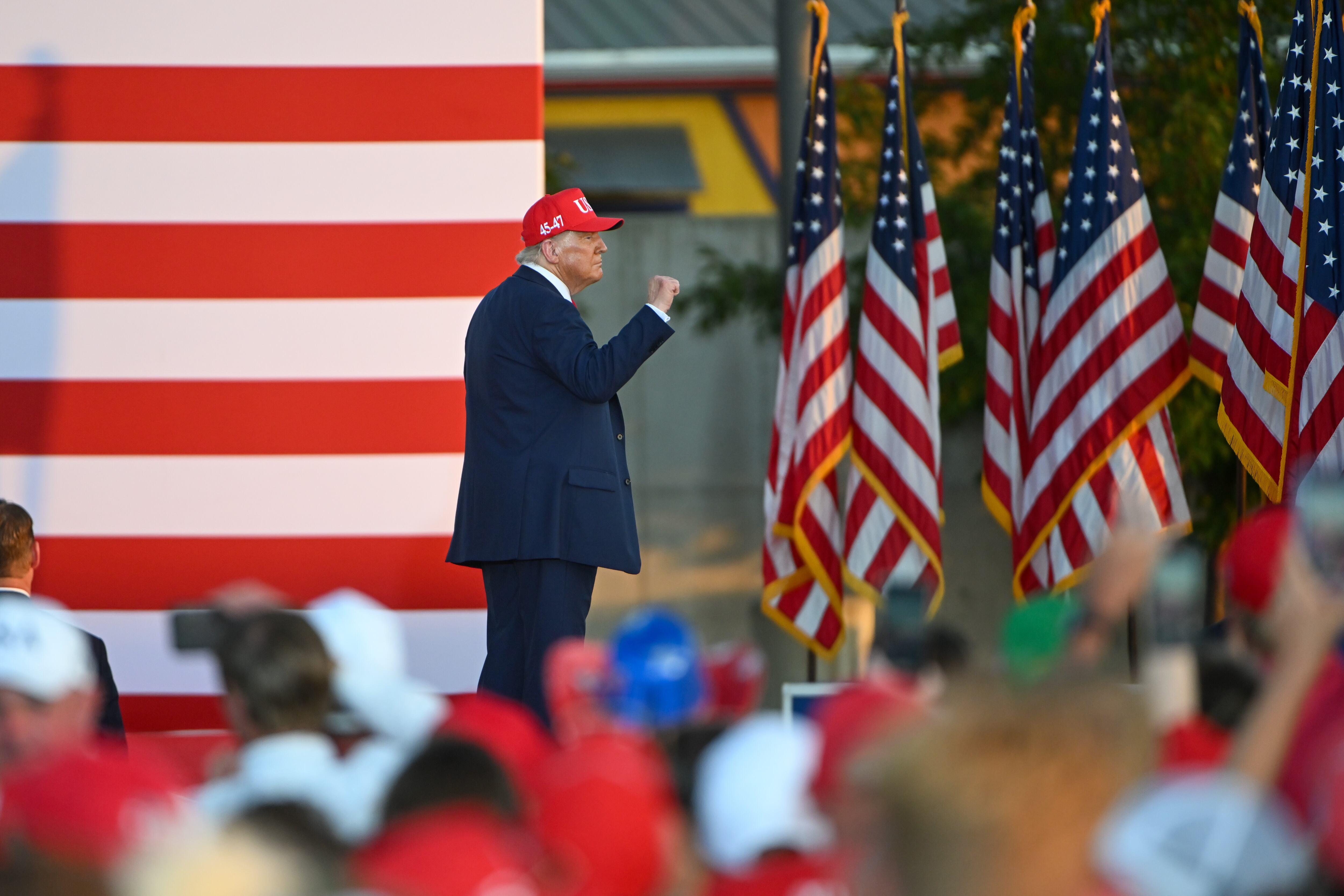 DES MOINES (United States), 03/07/2025.- US President Donald J. Trump acknowledges supporters after speaking during a rally at the Iowa State Fairgrounds in Des Moines, Iowa, USA, 03 July 2025. Amoung other issues, Trump will be speaking about the Bipartisan Infrastructure Law in Minnesota. EFE/EPA/CRAIG LASSIG