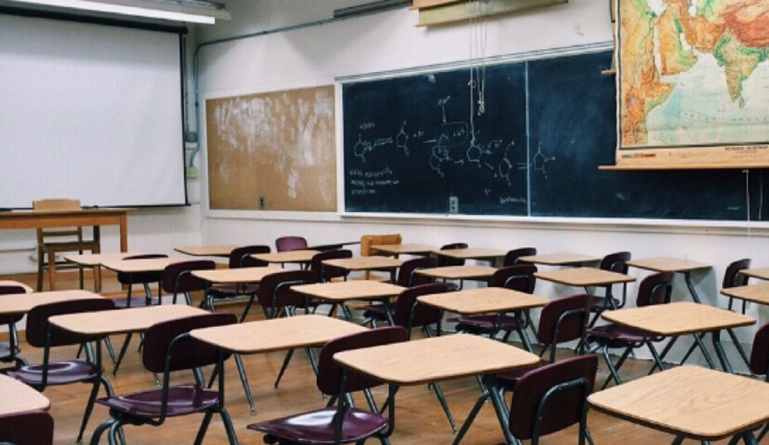 Un profesor es acusado de abusar sexualmente a tres de sus estudiantes