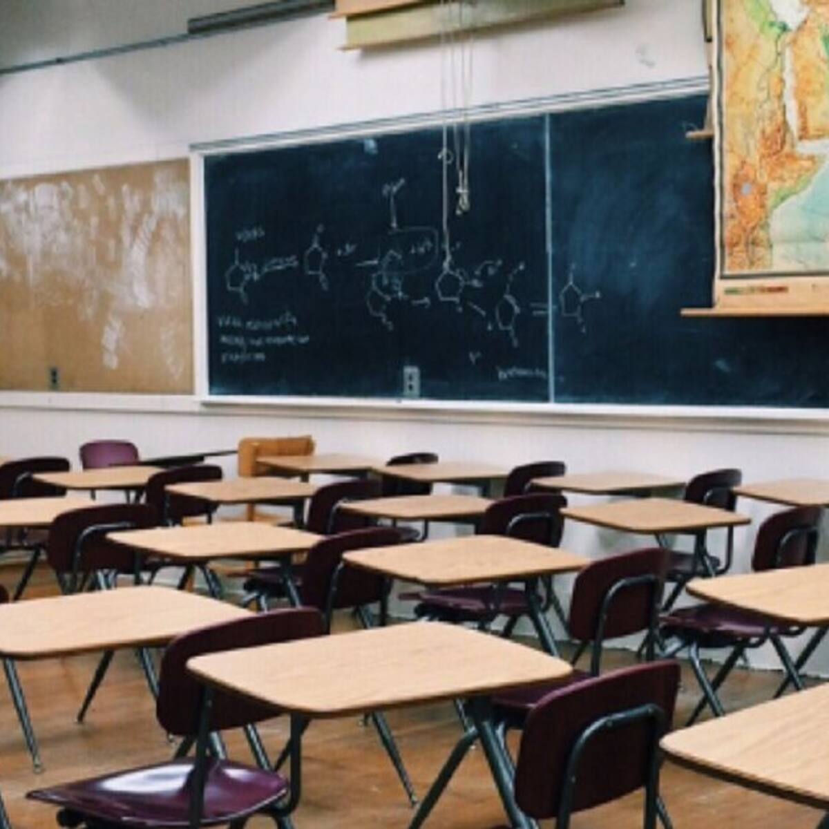 Un profesor es acusado de abusar sexualmente a tres de sus estudiantes