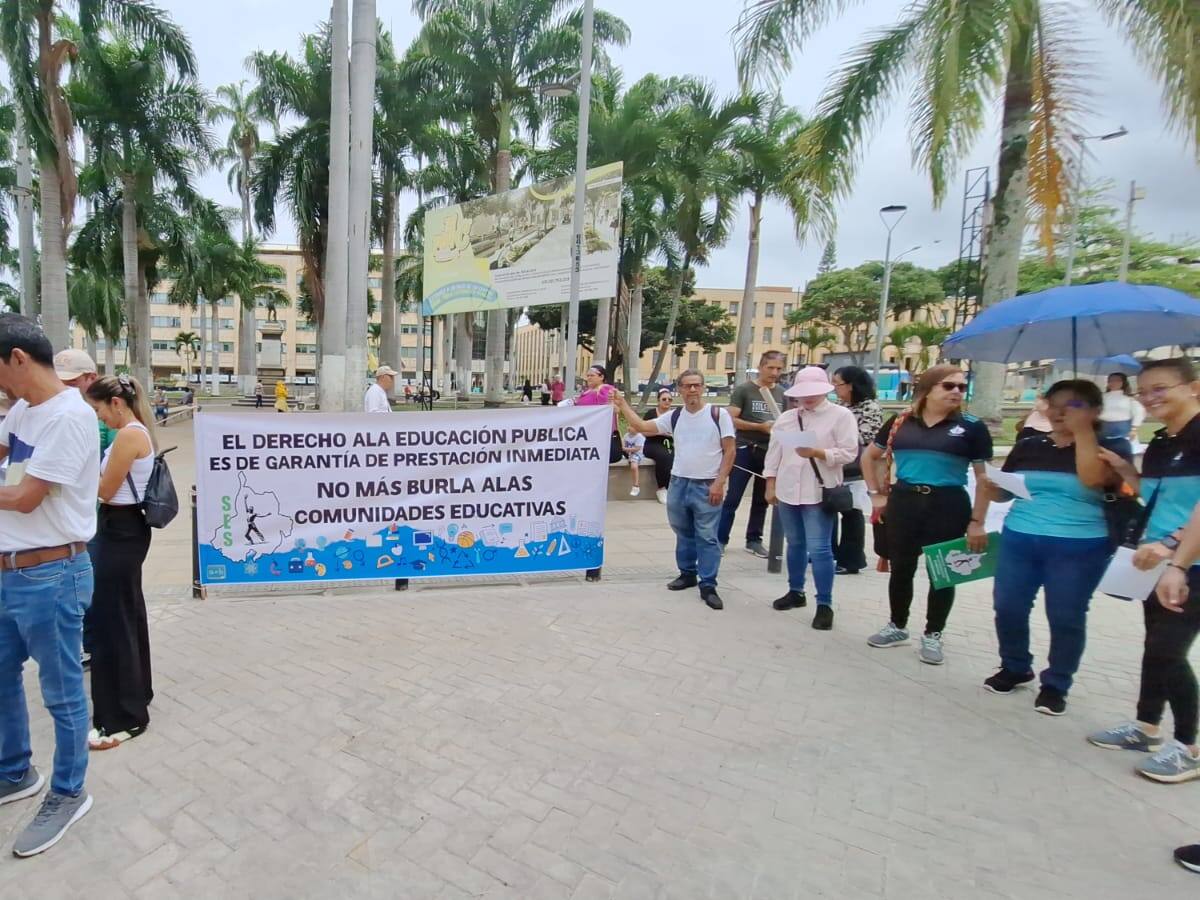Docentes vuelven a protestar frente a la gobernación de Santander