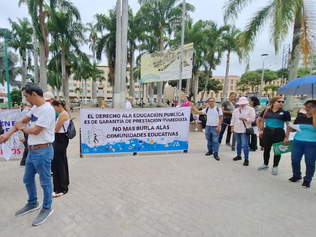 Docentes protestan frente a la gobernación de Santander.