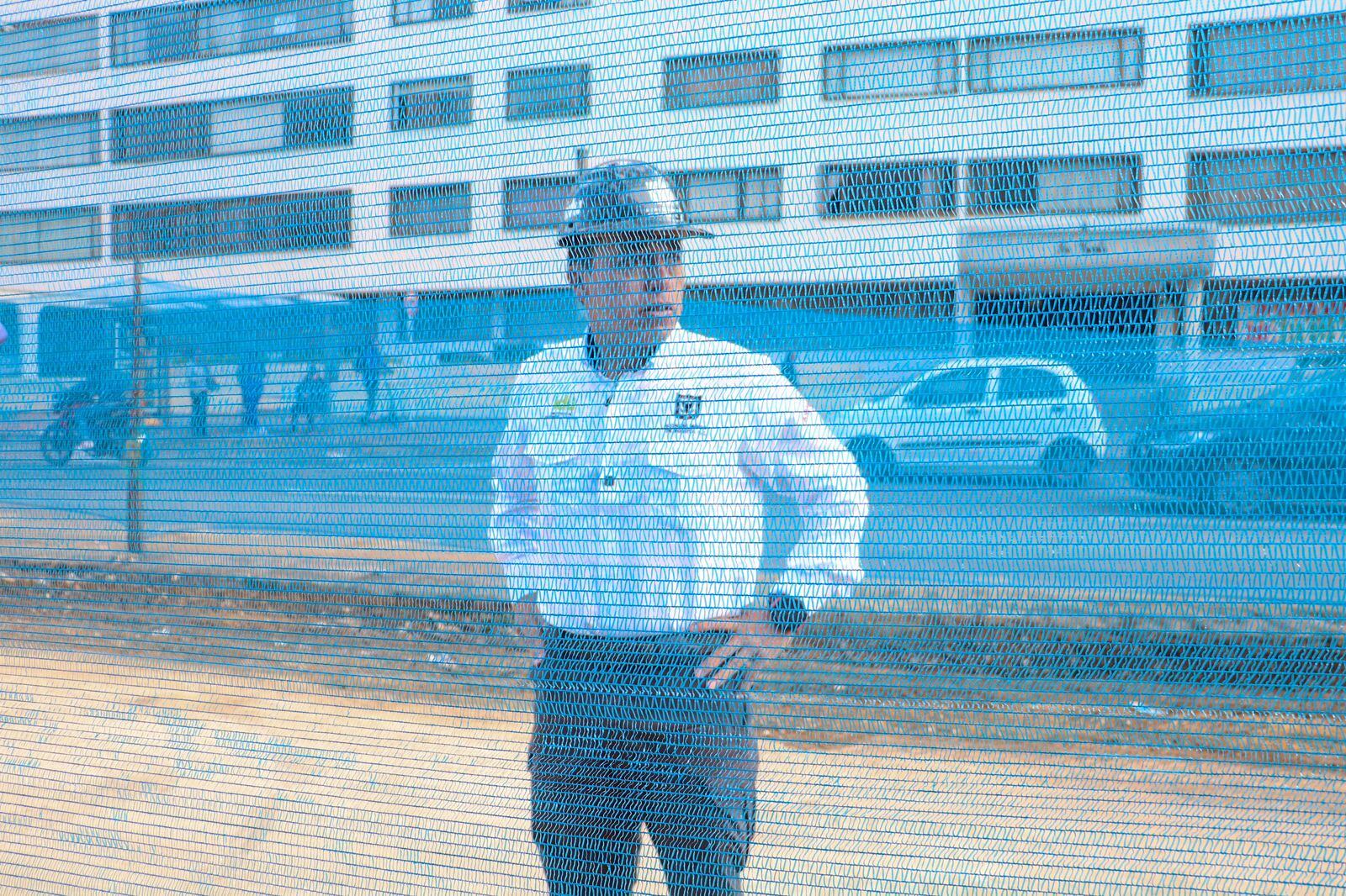 Director del IDU mostrando la transparencia los nuevos cerramientos, para evitar el robo a peatones.