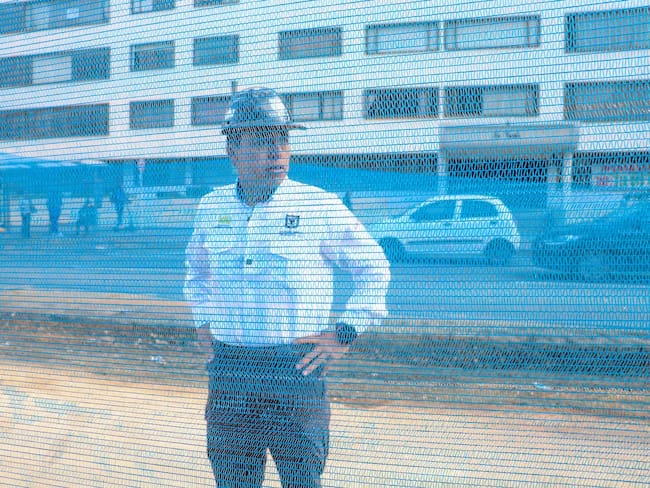 Director del IDU mostrando la transparencia los nuevos cerramientos, para evitar el robo a peatones.