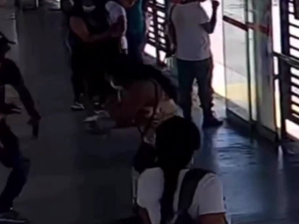 Con un cuchillo delincuente atracó a una mujer dentro de estación de Transcaribe