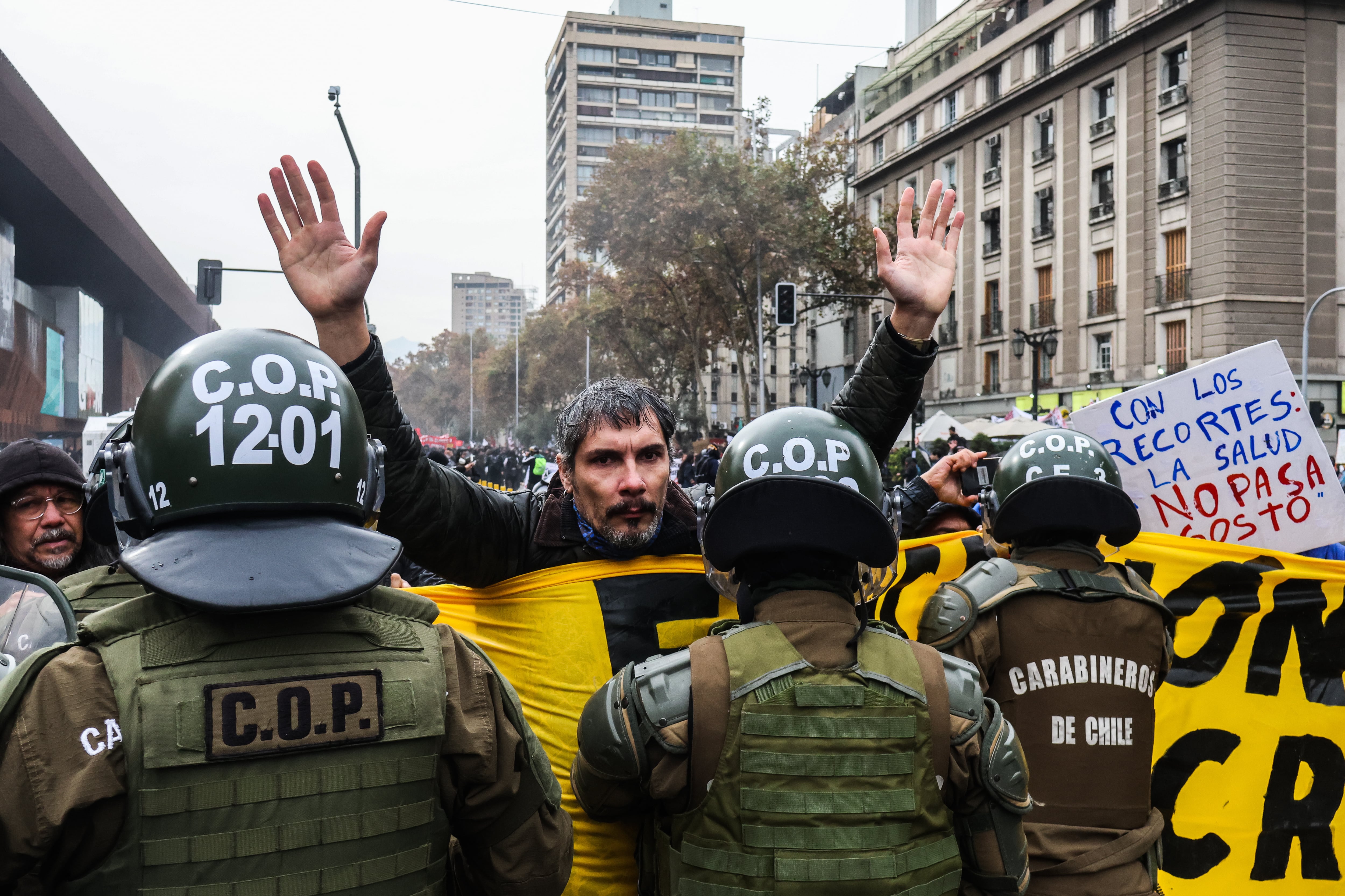 Protestas en Chile rechazando los recortes anunciados por el presidente José Antonio Kast. 
(Foto:     Cristobal Basaure/Anadolu via Getty Images)
