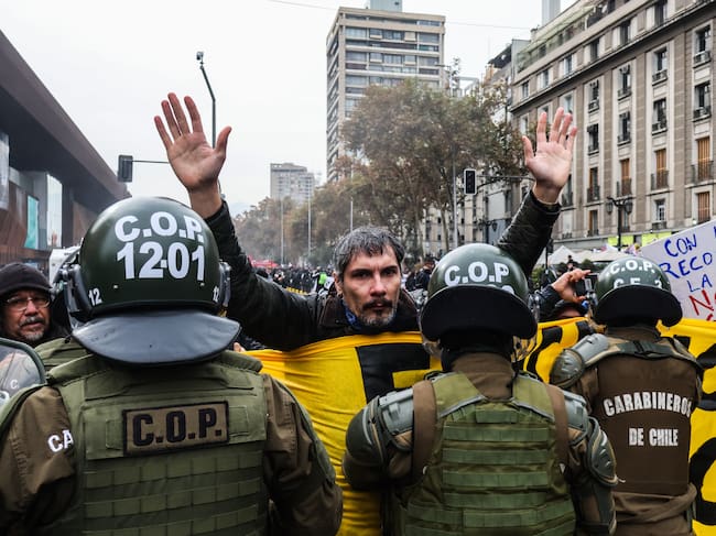 Protestas en Chile rechazando los recortes anunciados por el presidente José Antonio Kast.
(Foto: Cristobal Basaure/Anadolu via Getty Images)