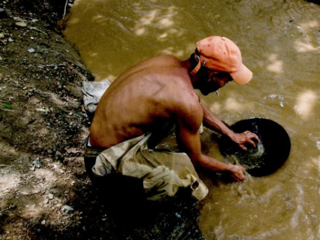 El 60 % de la explotación de oro de aluvión es ilegal: Gobierno