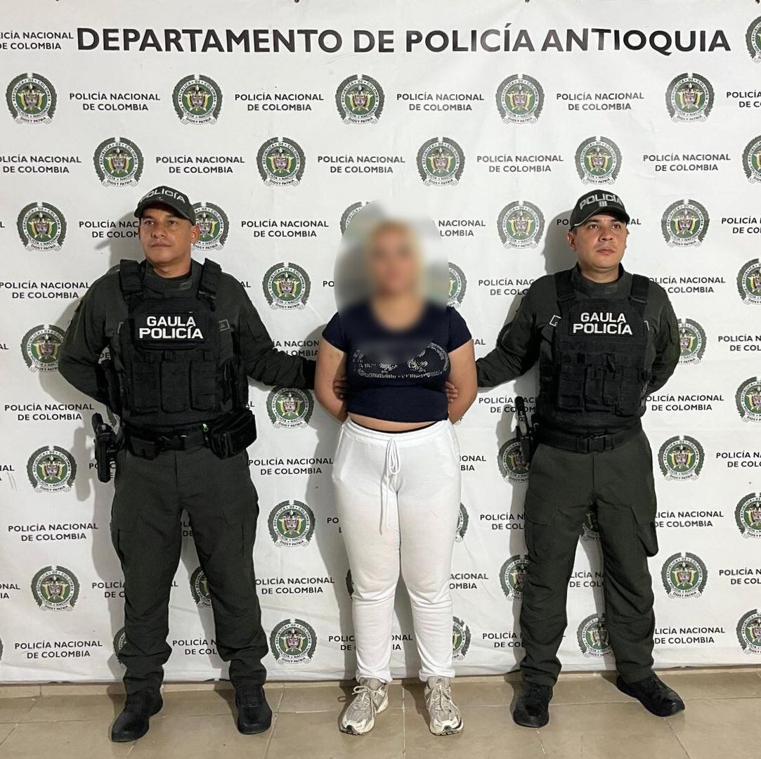 Mujer capturada por extorsionar a su expareja sentimental que es un policía- foto policía Antioquia