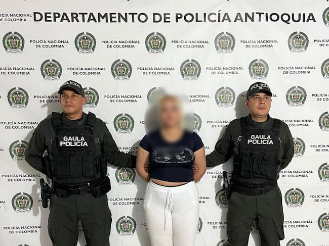 Mujer capturada por extorsionar a su expareja sentimental que es un policía- foto policía Antioquia