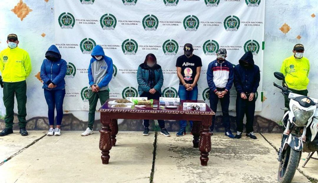 Los delincuentes escondían la droga en un asadero de pollos en Chiquinquirá. Se adelantaron seis allanamientos simultáneos