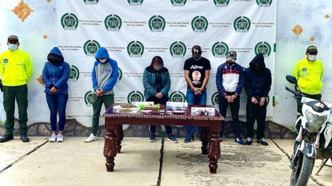 Los delincuentes escondían la droga en un asadero de pollos en Chiquinquirá. Se adelantaron seis allanamientos simultáneos