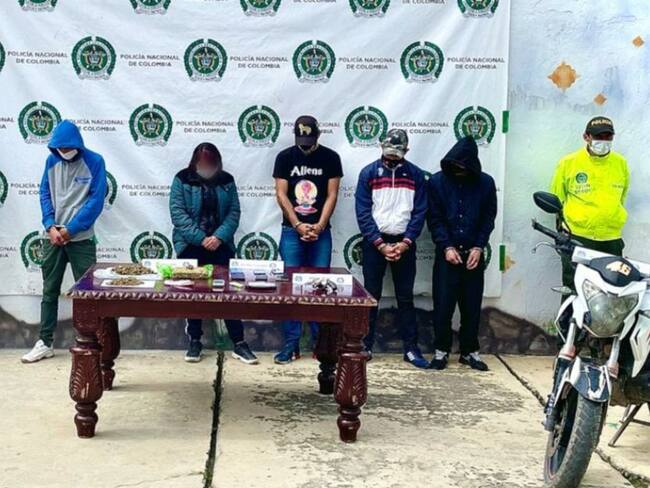 Los delincuentes escondían la droga en un asadero de pollos en Chiquinquirá. Se adelantaron seis allanamientos simultáneos