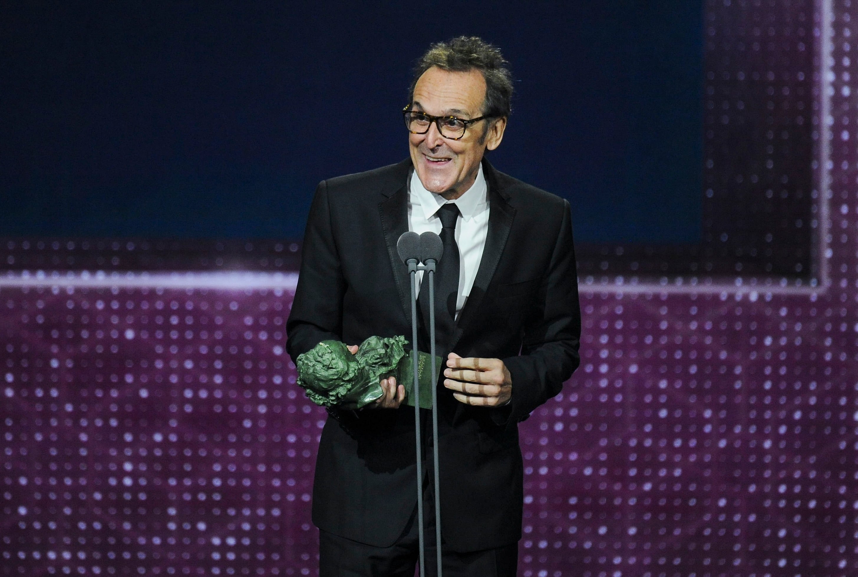 MALAGA, SPAIN - JANUARY 25: Alberto Iglesias holds the Best Original Music Award for the film "Dolor Y Gloria" during the 34th edition of the 'Goya Cinema Awards' ceremony at Jose Maria Martin Carpena Sports Palace on January 25, 2020 in Malaga, Spain. (Photo by Juan Naharro Gimenez/WireImage)