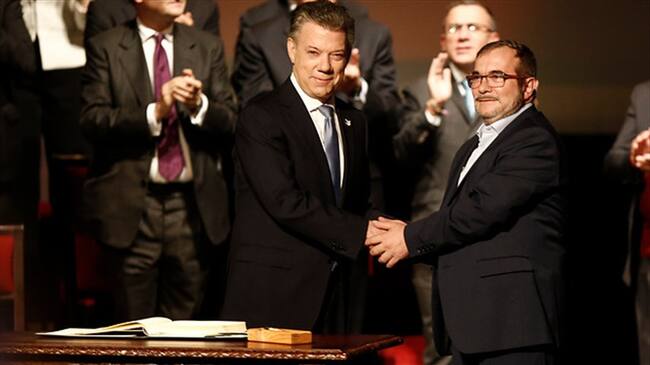Juan Manuel Santos y Rodrigo Londoño 'Timochenko'. Foto: