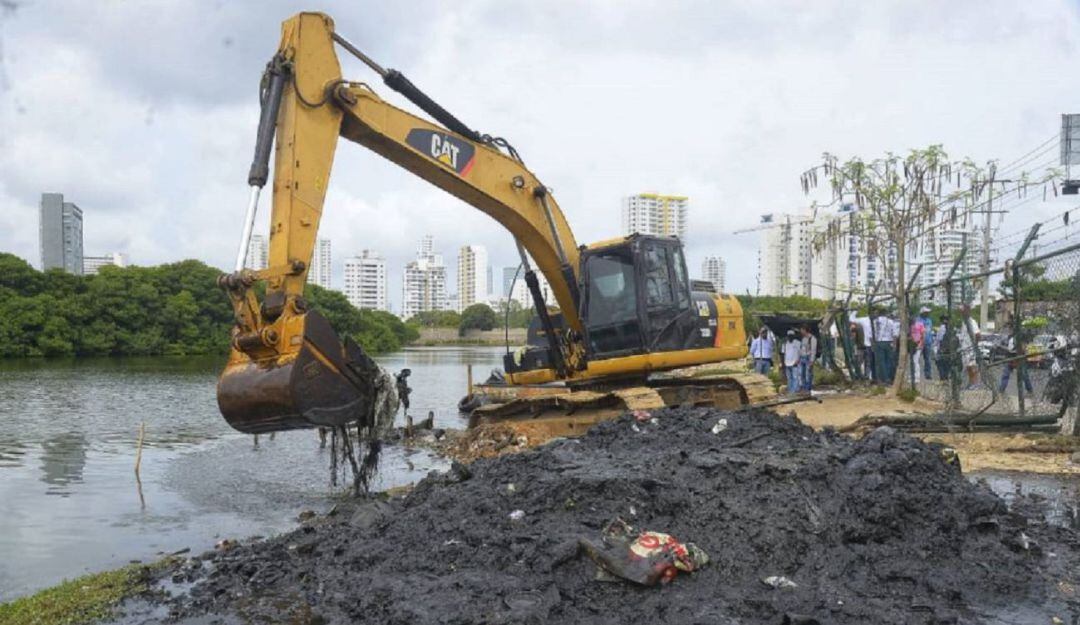 El cuerpo de agua sufre de una preocupante contaminación ambiental producto los residuos sólidos y la sedimentación
